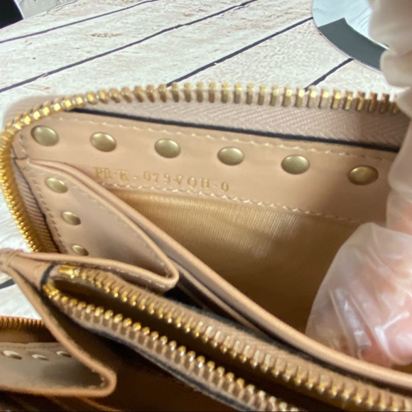 Valentino Rockstud zippy zip-around leather wallet - Picture 8 of 16